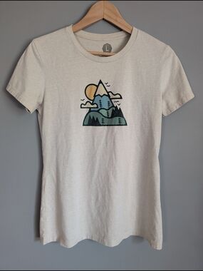 Wohven Women's Cream Graphic Mountain Tee with Yellow Sun